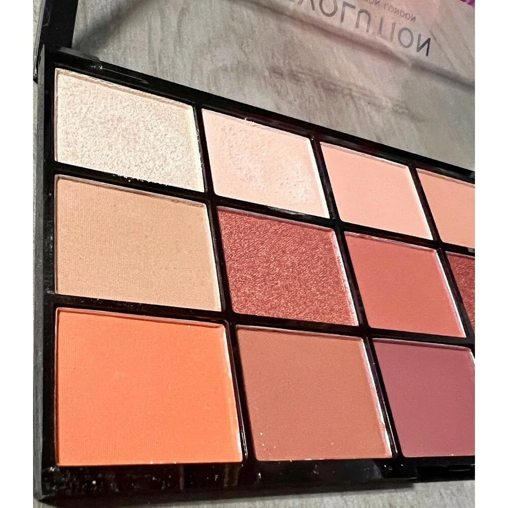 Revolution Reloaded Iconic Fever Palette Mattes Shimmers 15 Shades